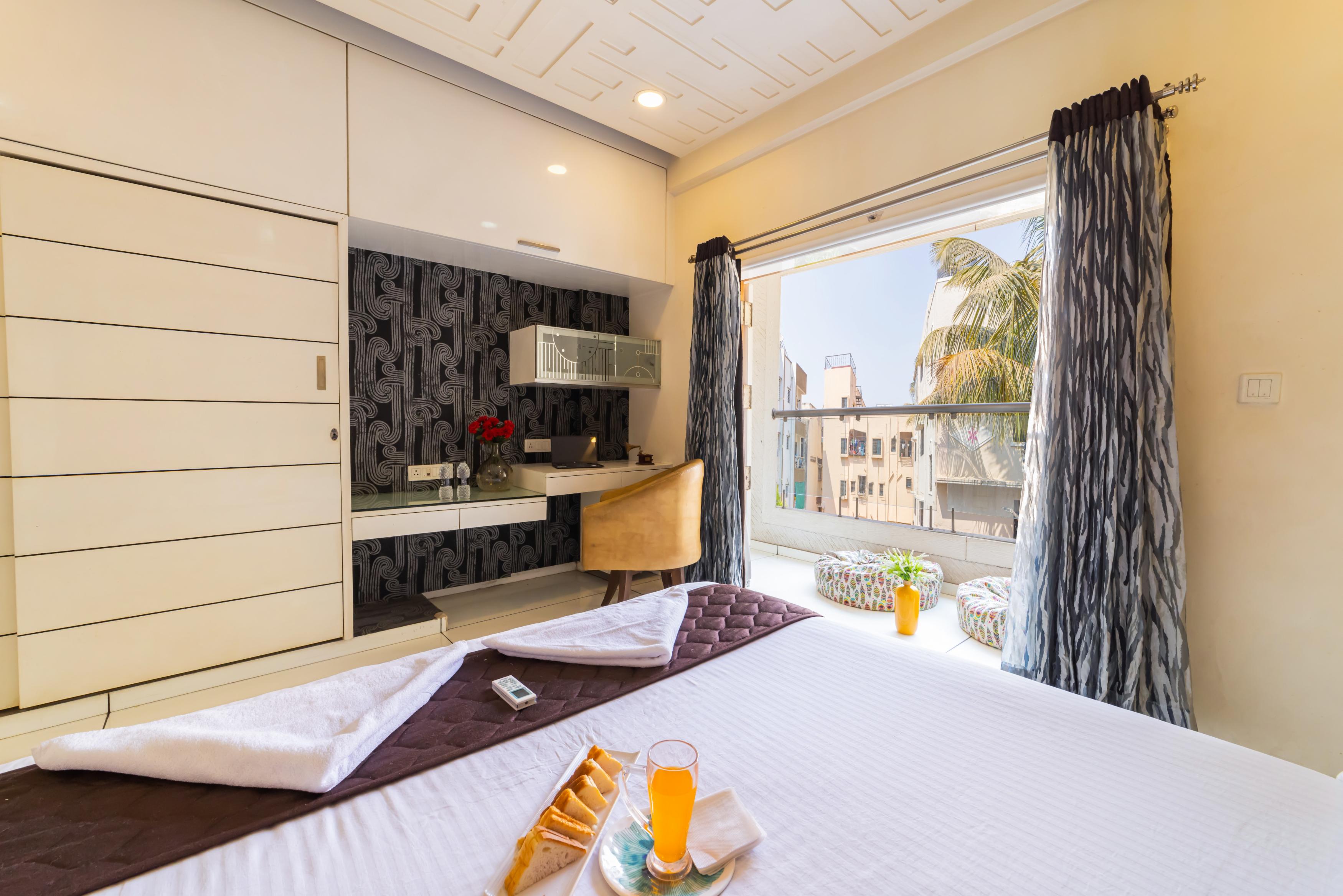 Coliwo Deux (Chandan Nagar) Room Type - Ac Premium Room with Balcony