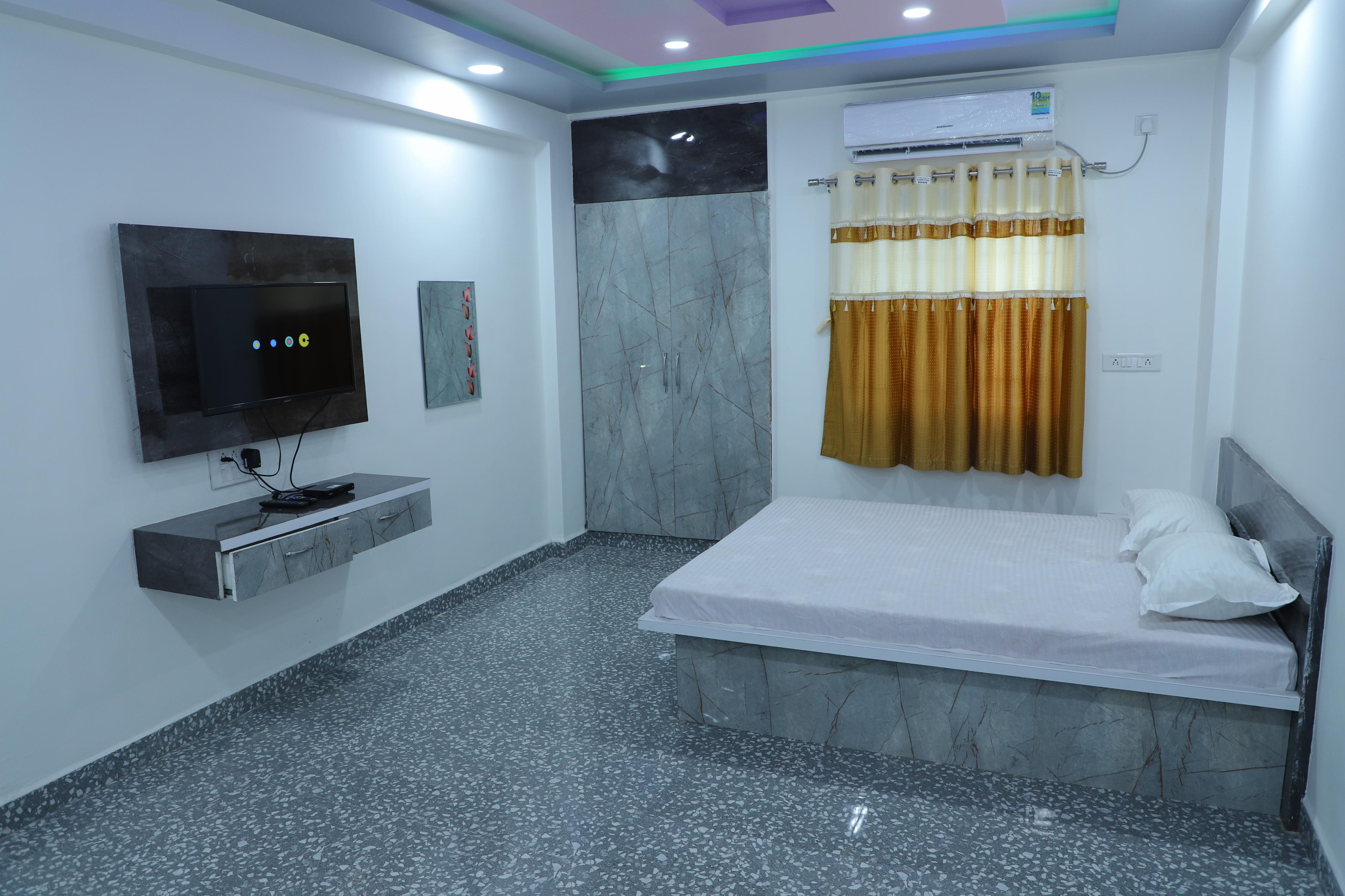 Shri Balaji Hotel and Lodging Room Type - Deluxe Non AC Room