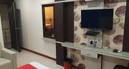 HOTEL OM PALACE Room Type - Deluxe Room