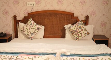 Hotel Al Azrah, Rajbagh Srinagar Room Type - Deluxe Room