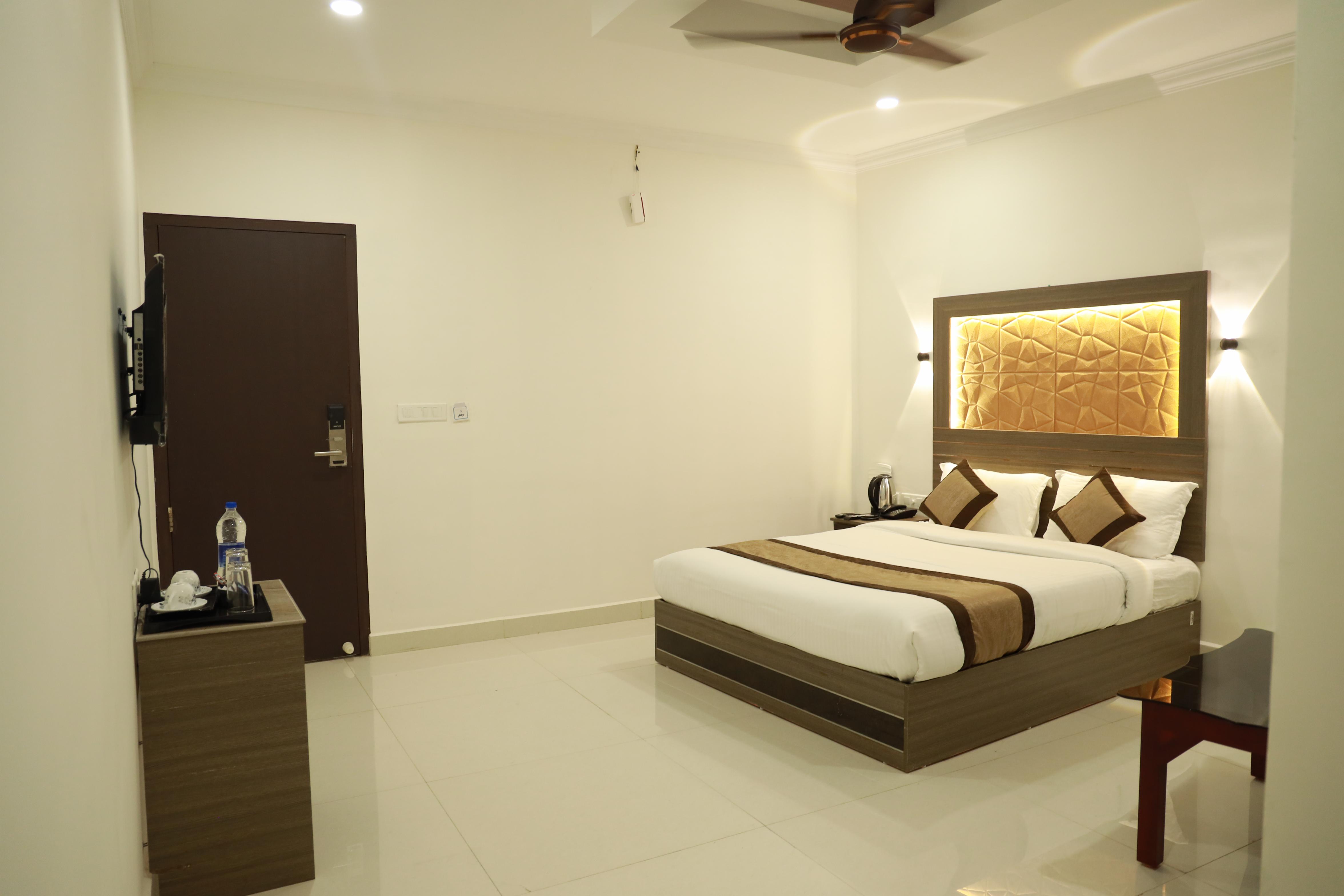 Hotel Centauri - Tap to explore photos