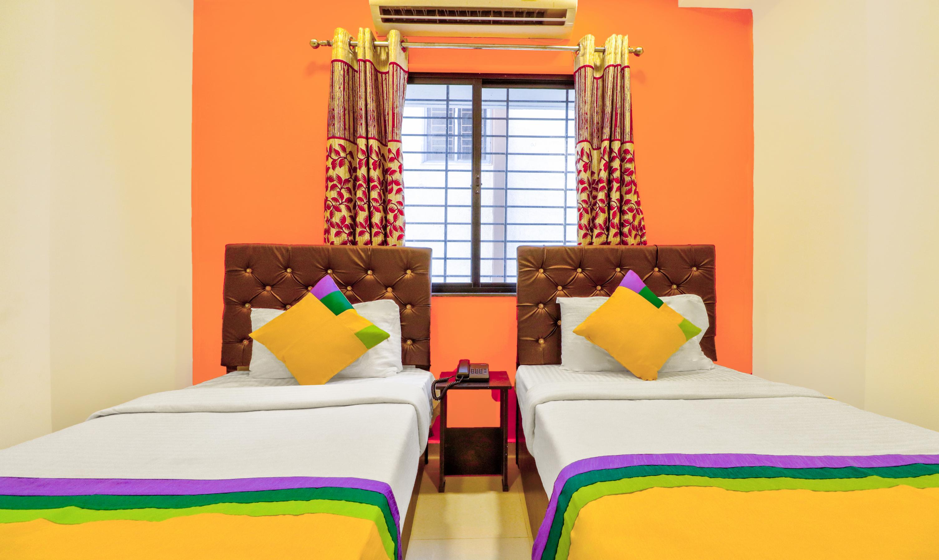Itsy Hotels Carnival Inn - Tap to explore photos