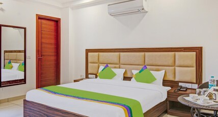 Treebo Aviraj Inn Room Type - Deluxe Room
