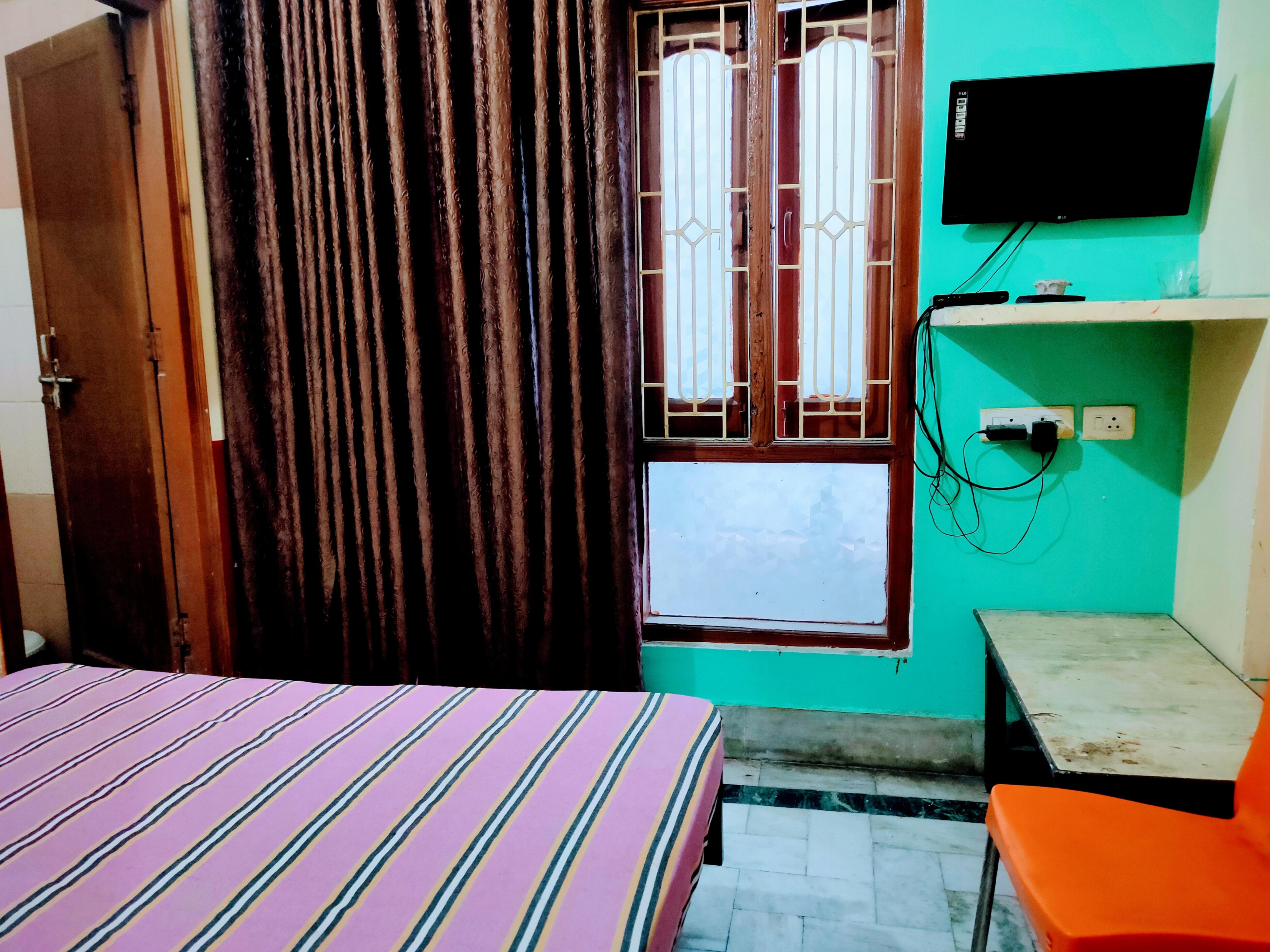 Priti Guest House By WB Inn - Tap to explore photos