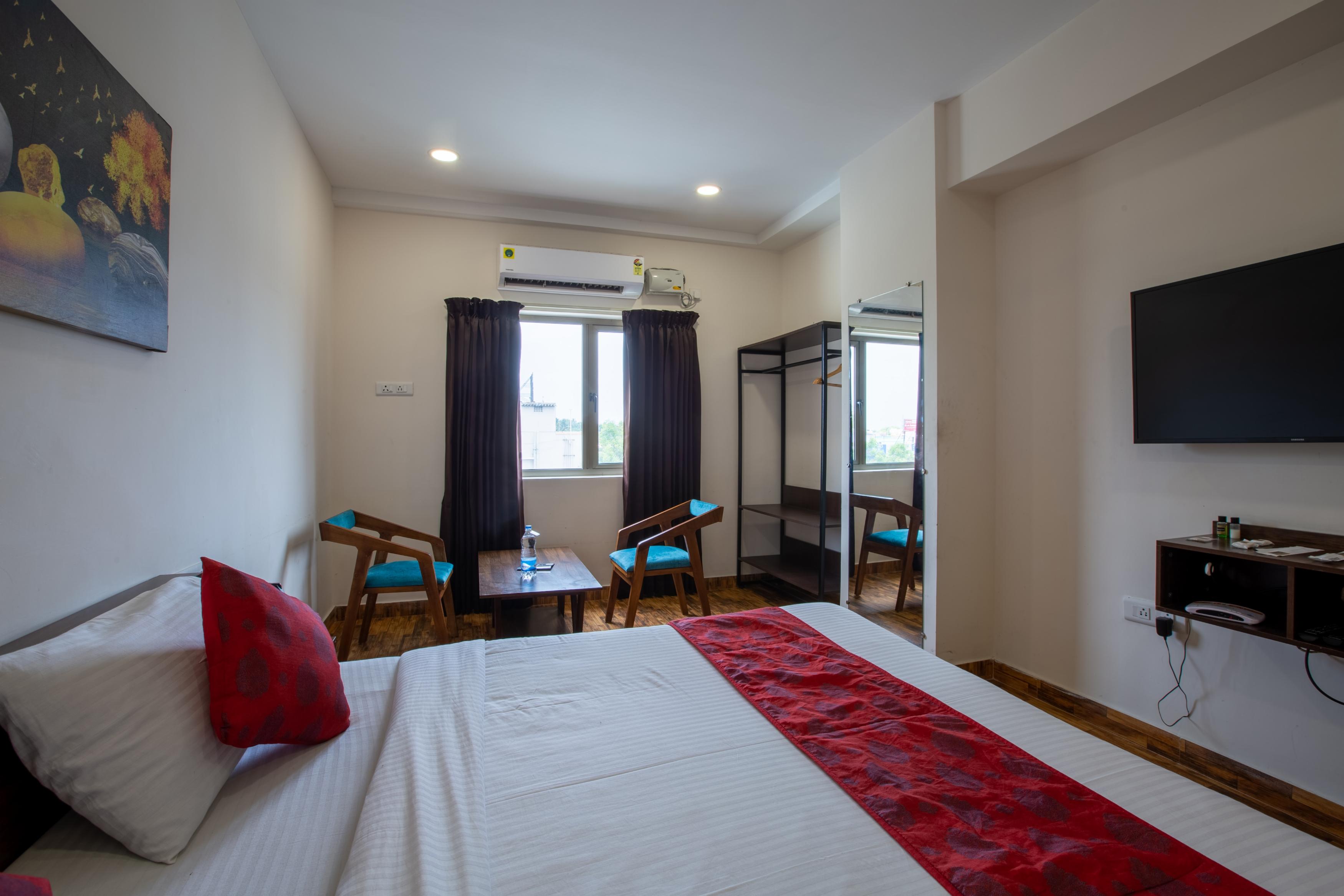 Seasons Hotel - Tap to explore photos