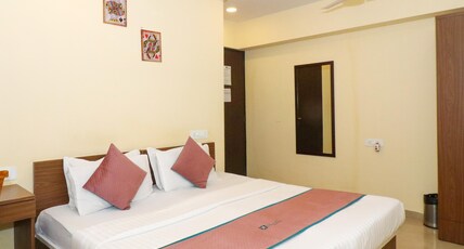 Pinakii Comfort Stay Vile Parle Near Airport Room Type - Deluxe Room