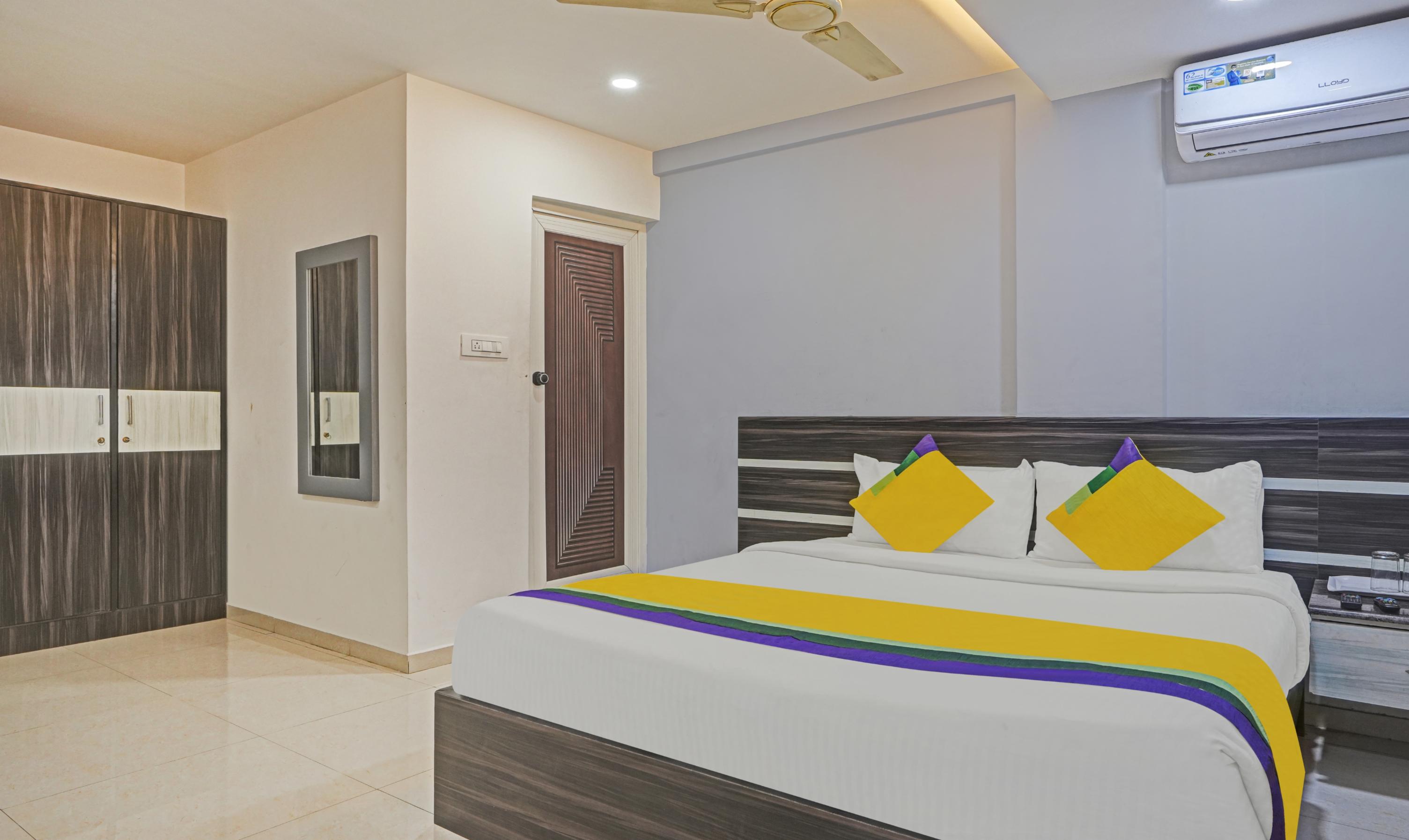 Itsy Hotels Purple Suites - Tap to explore photos
