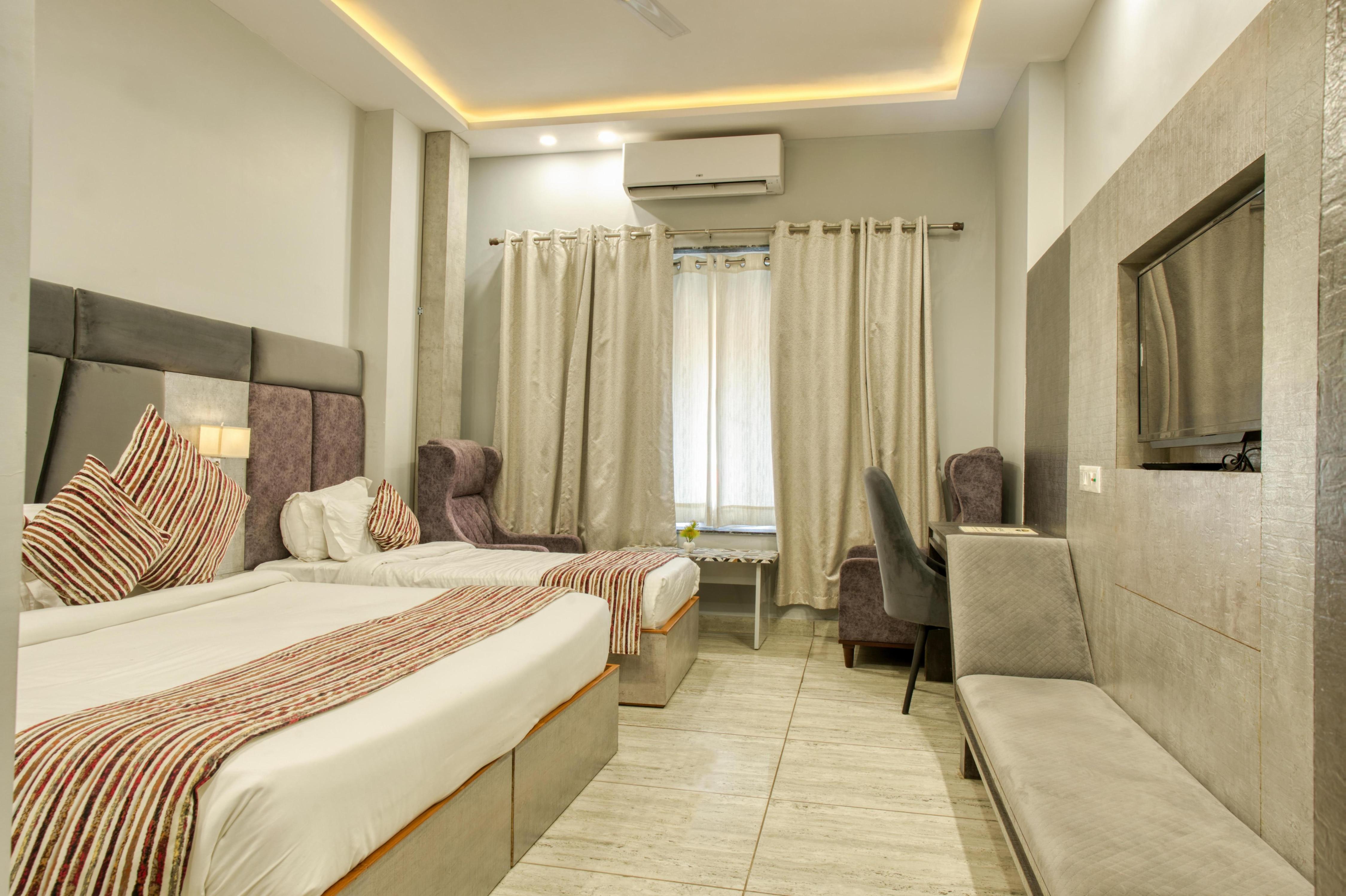 Hotel Vasdaa Grand Room Type - Premium Triple Room with City View