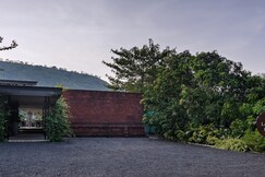 LohonoStays Laterite House