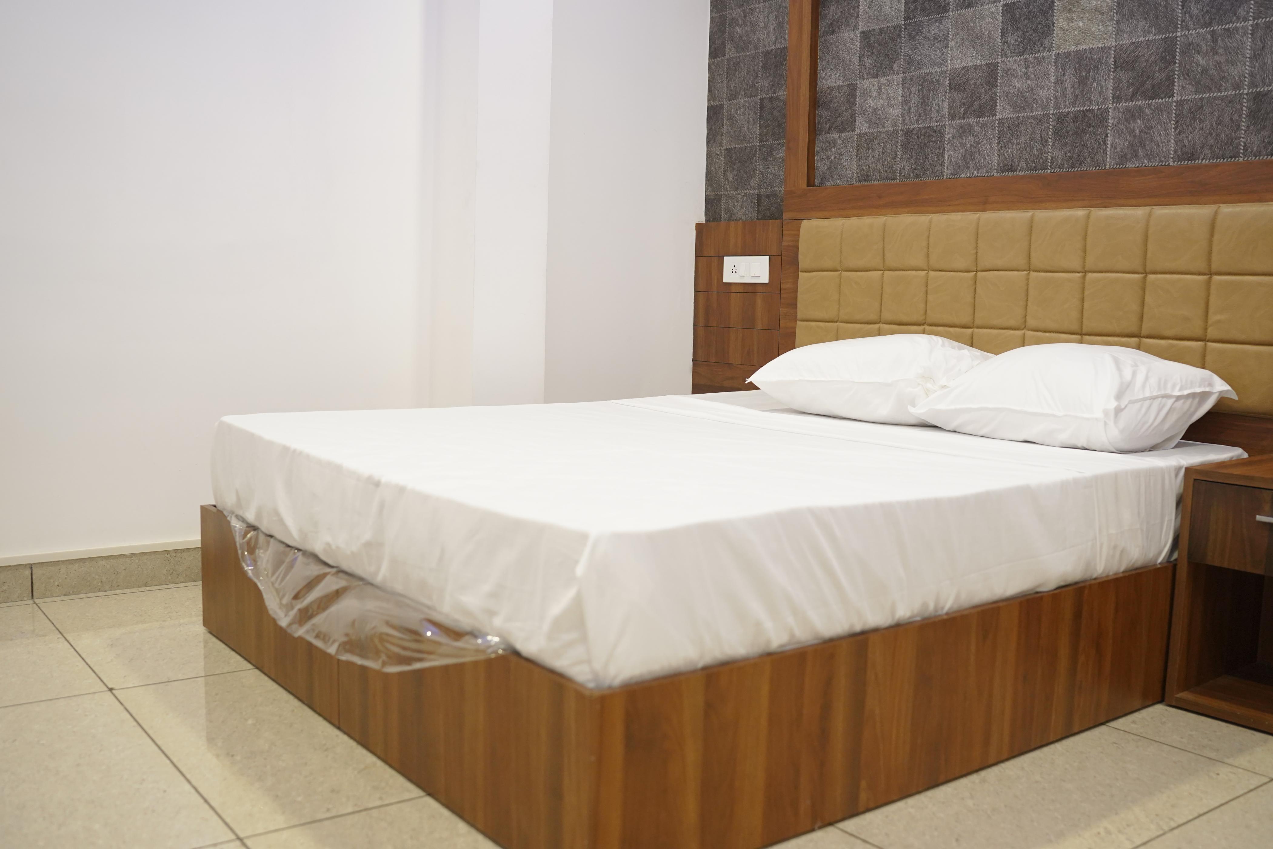 Rail View Inn Room Type - Super Deluxe Room