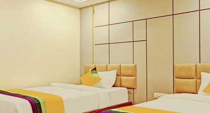 Itsy Hotels Sri Sai Grand Inn Near MG Road & PVP Mall Room Type - Spacious Premium Room with Living Area