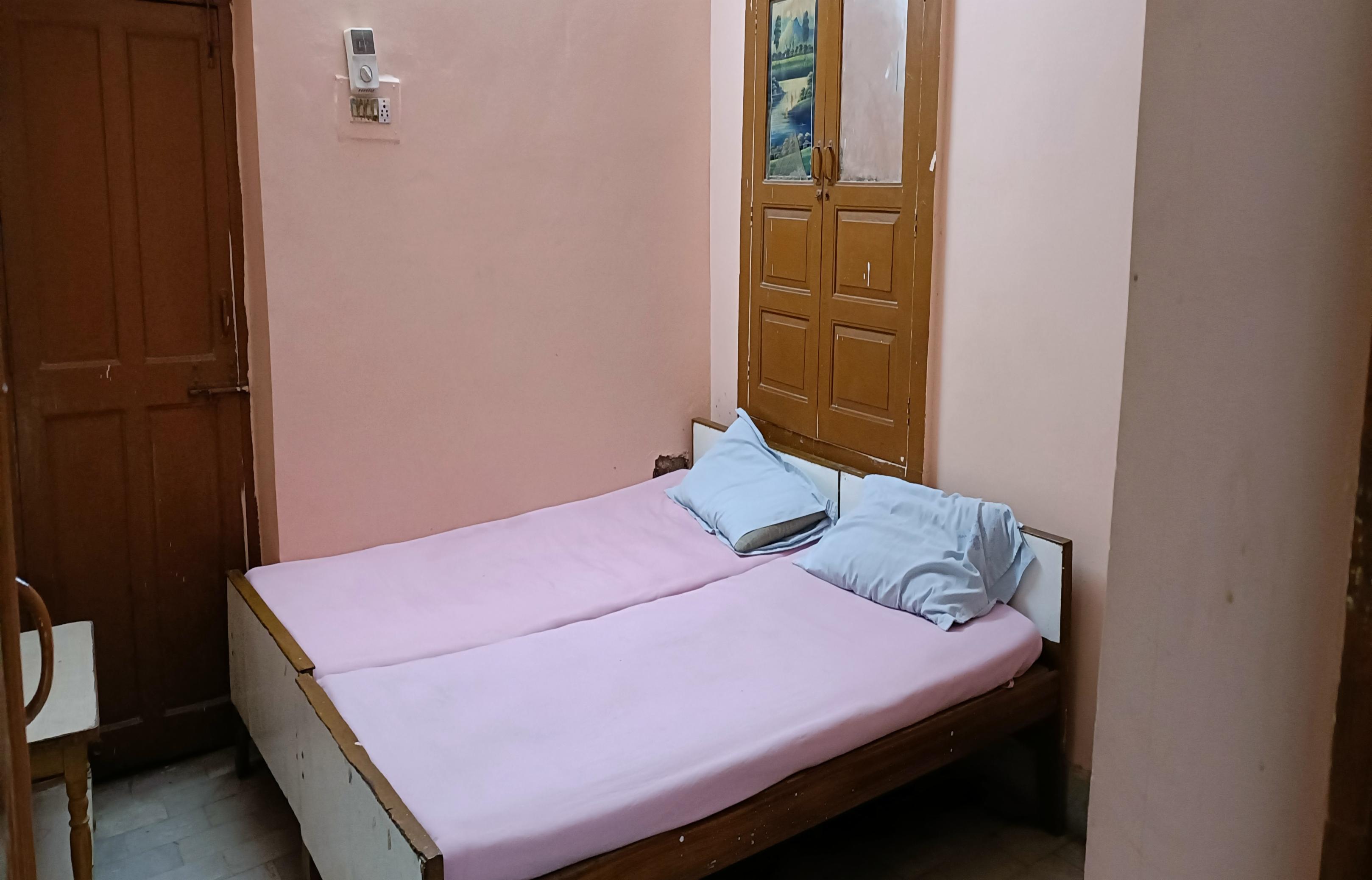Dev's Guest House - Tap to explore photos
