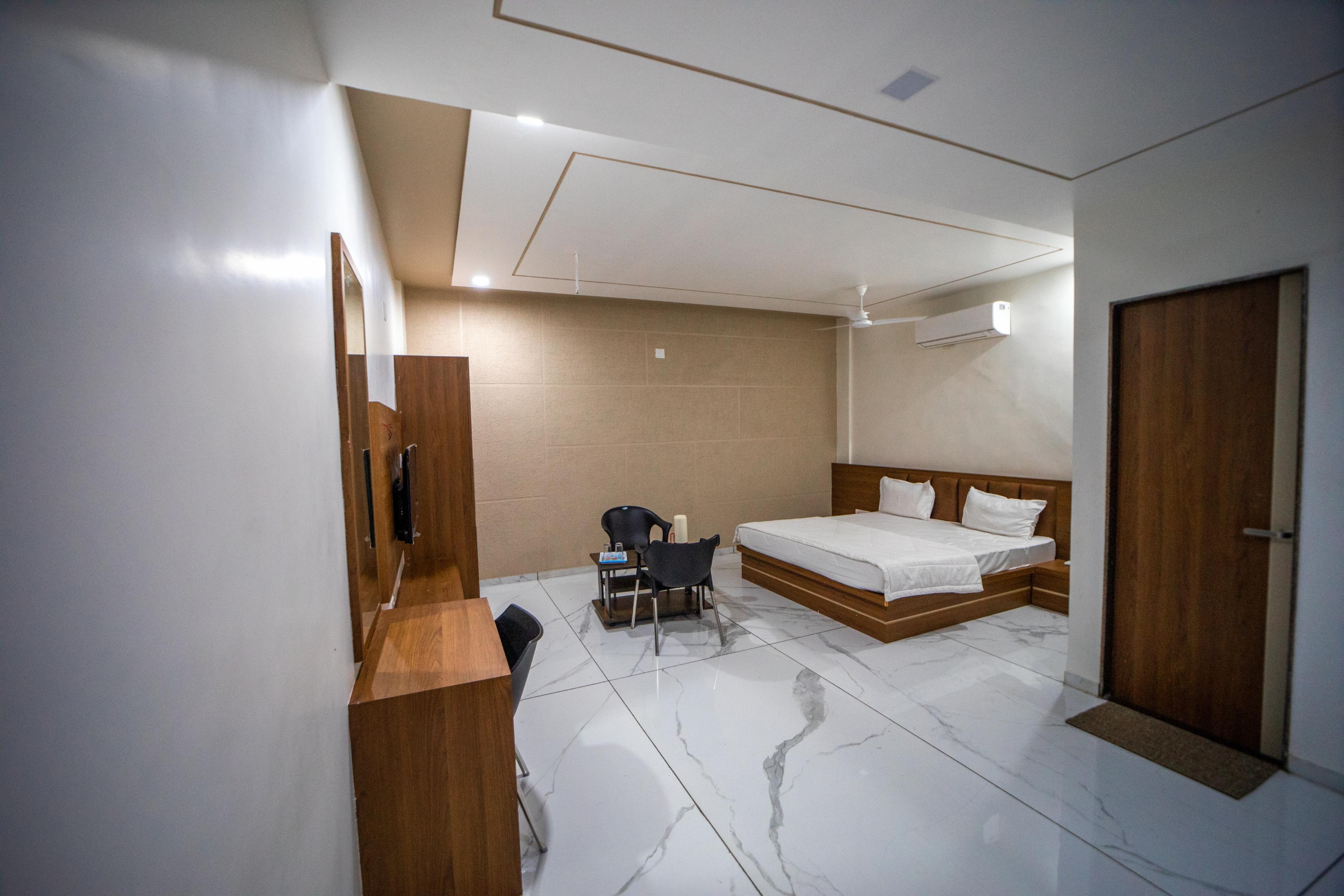 Hotel Abu Dhaba - Tap to explore photos