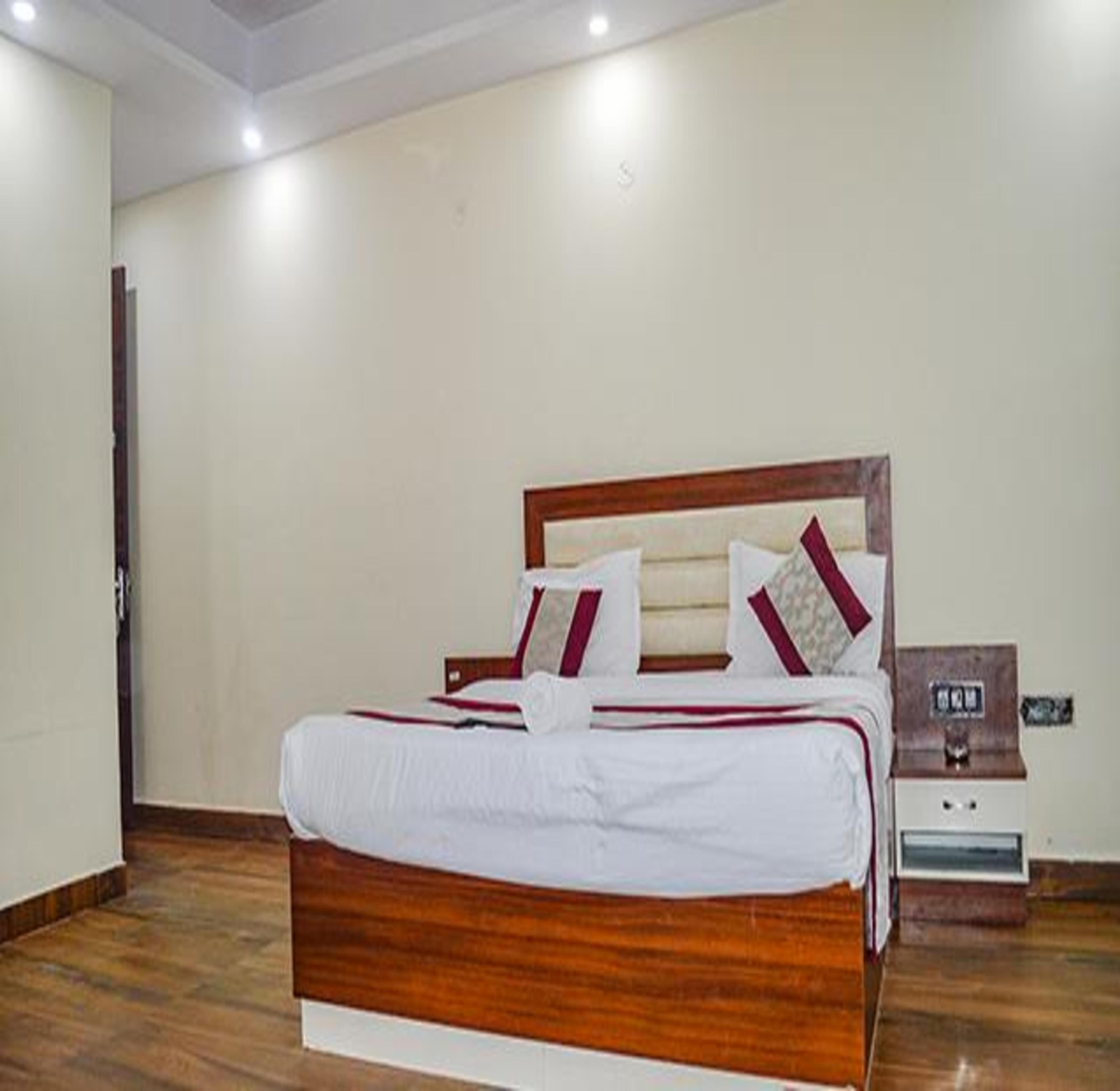 FabHotel The Golf Inn - Nr Botanical Garden Metro - Tap to explore photos