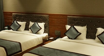 ALAUKIK HOTEL Room Type - Deluxe Quadruple Room