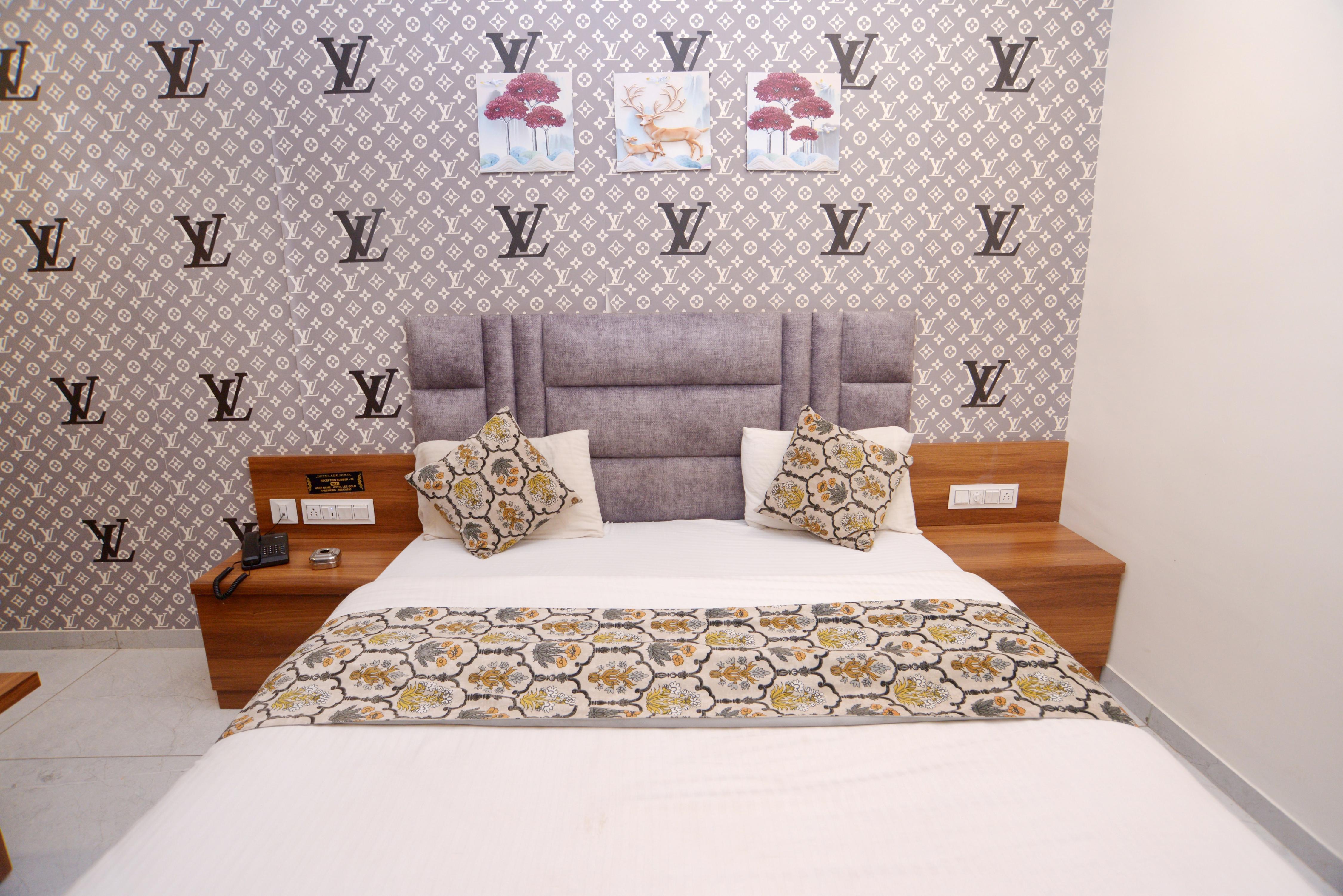 Hotel lee Gold - Tap to explore photos