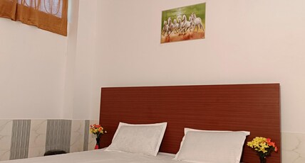 Narayan Guest House Room Type - Deluxe Room