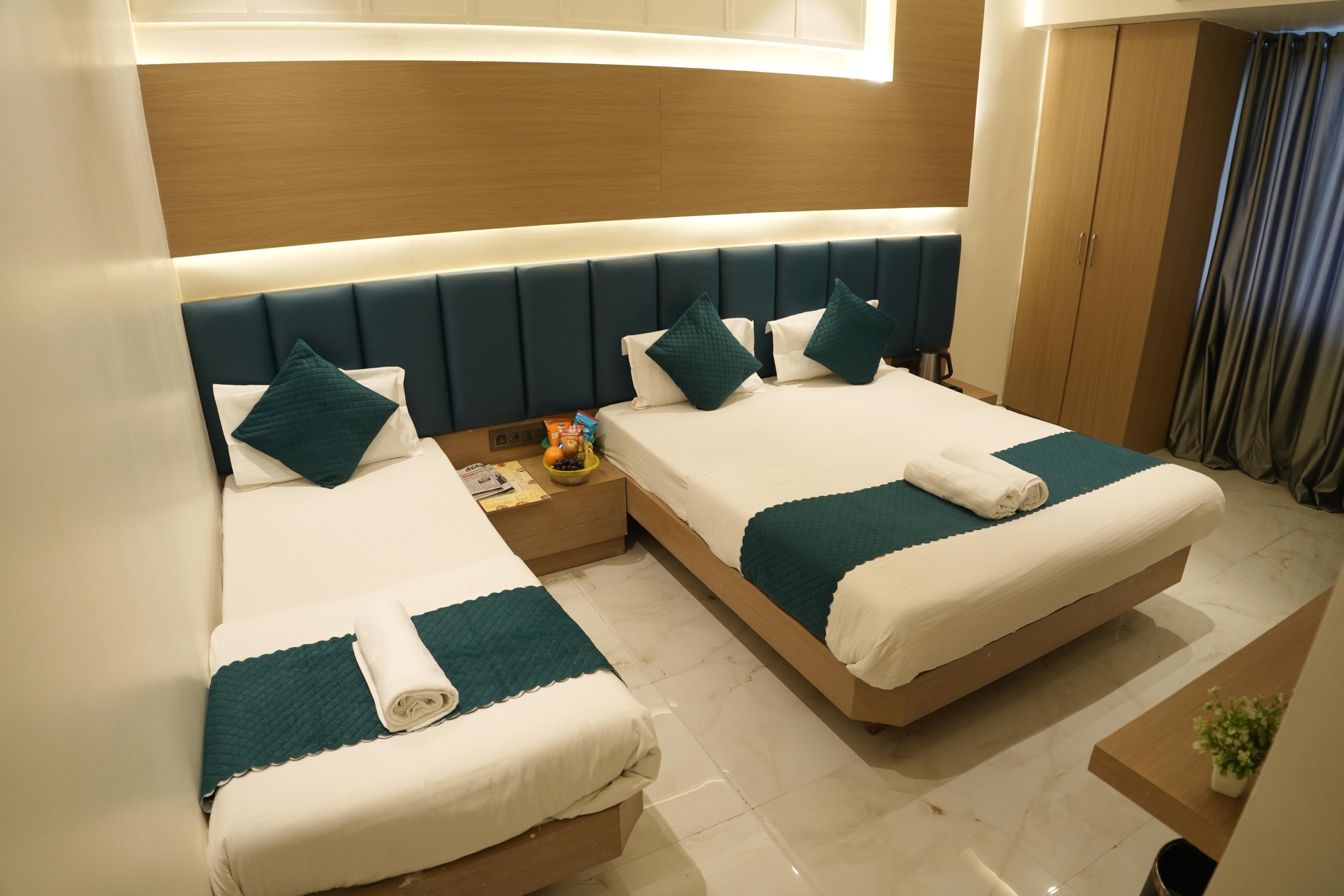 Kiara Eshosans Palace (100 meters From Sai Samadhi Temple)