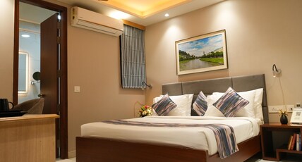 Hotel Jaiminis Landmark by Singh Sahib Room Type - Deluxe Double or Twin Room with Balcony