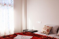 Misty Mons Home Stay & Cafe, Lava