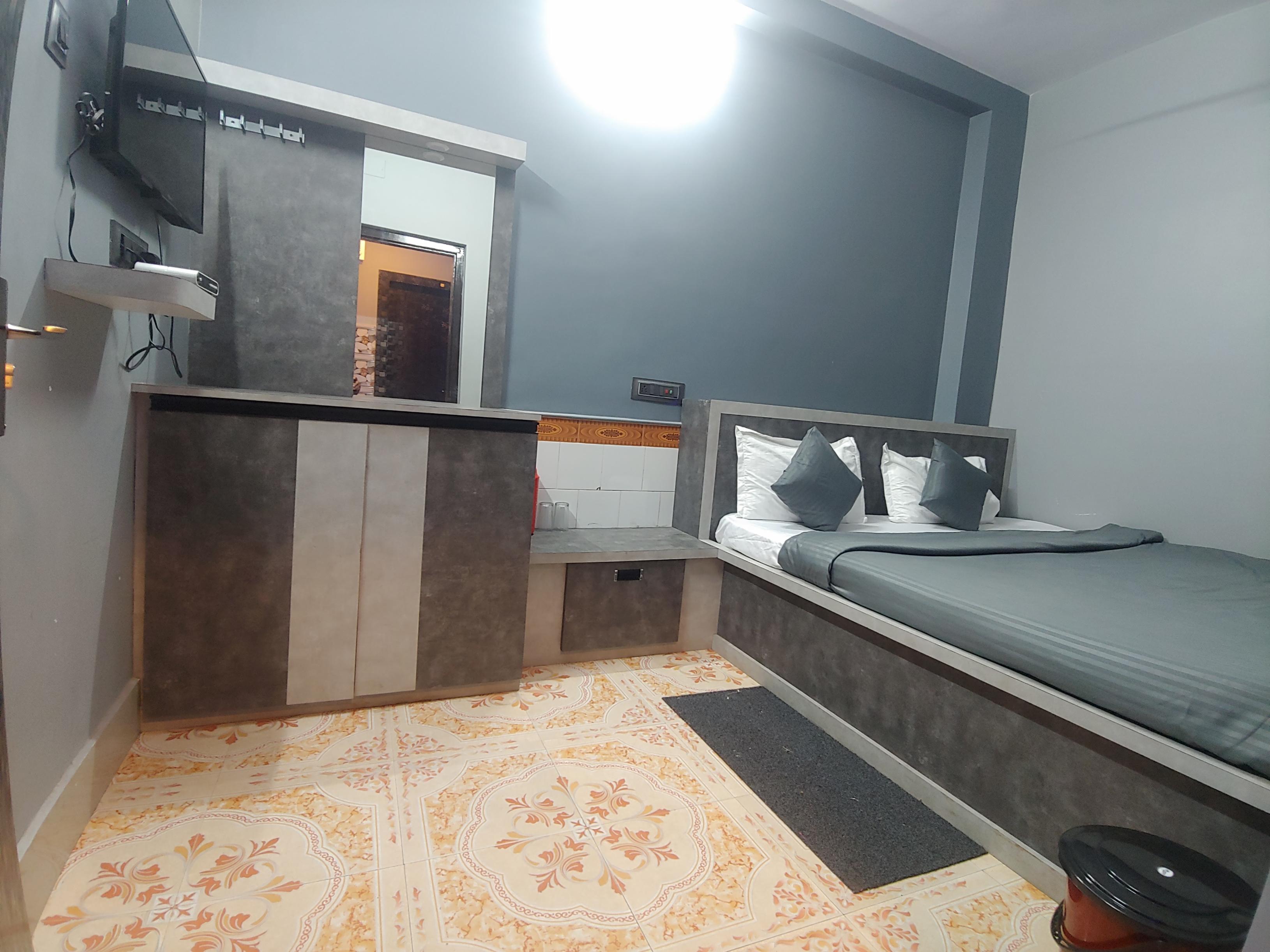 HOTEL MANOKAMNA - Tap to explore photos