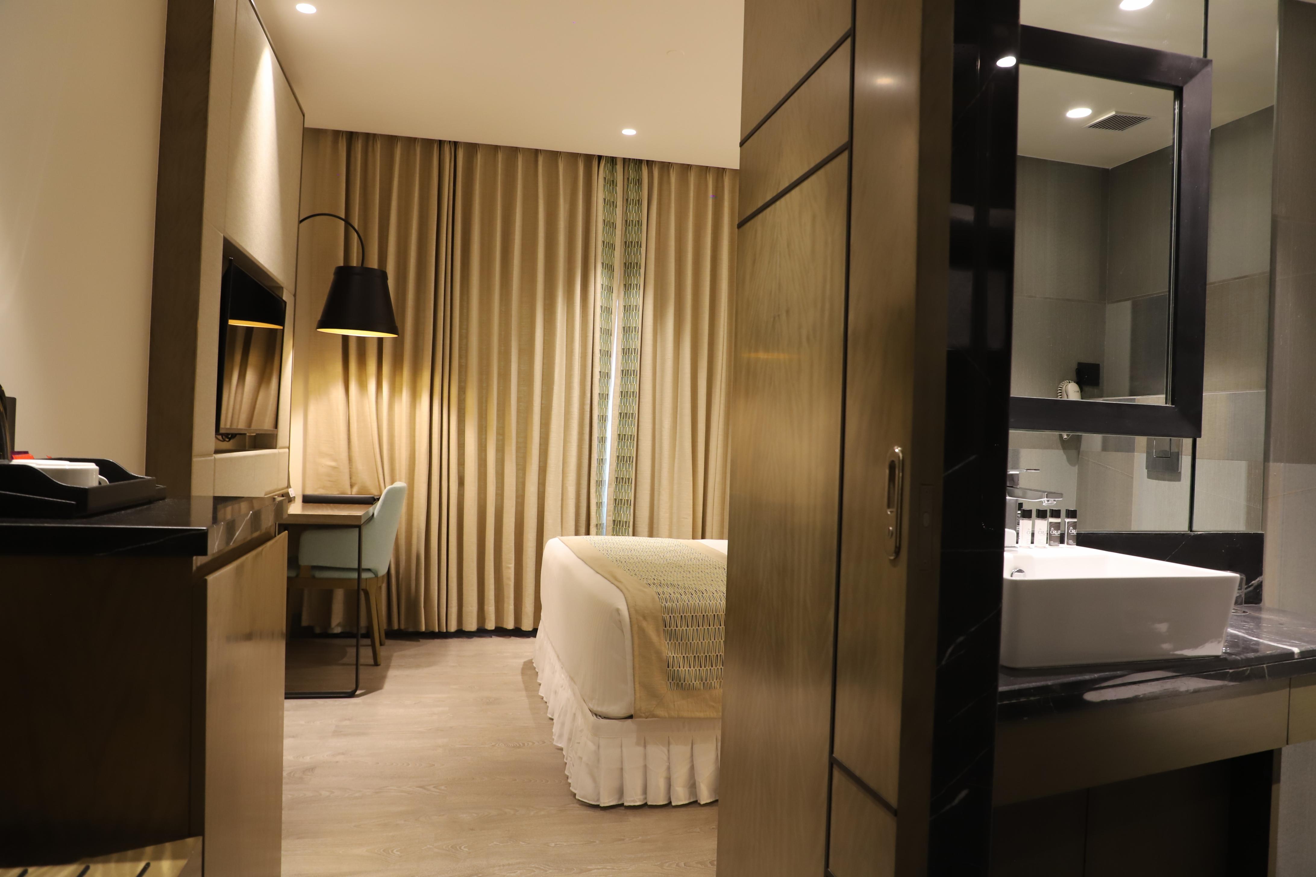 THE CRUZE PREMIUM BOUTIQUE HOTEL - Tap to explore photos