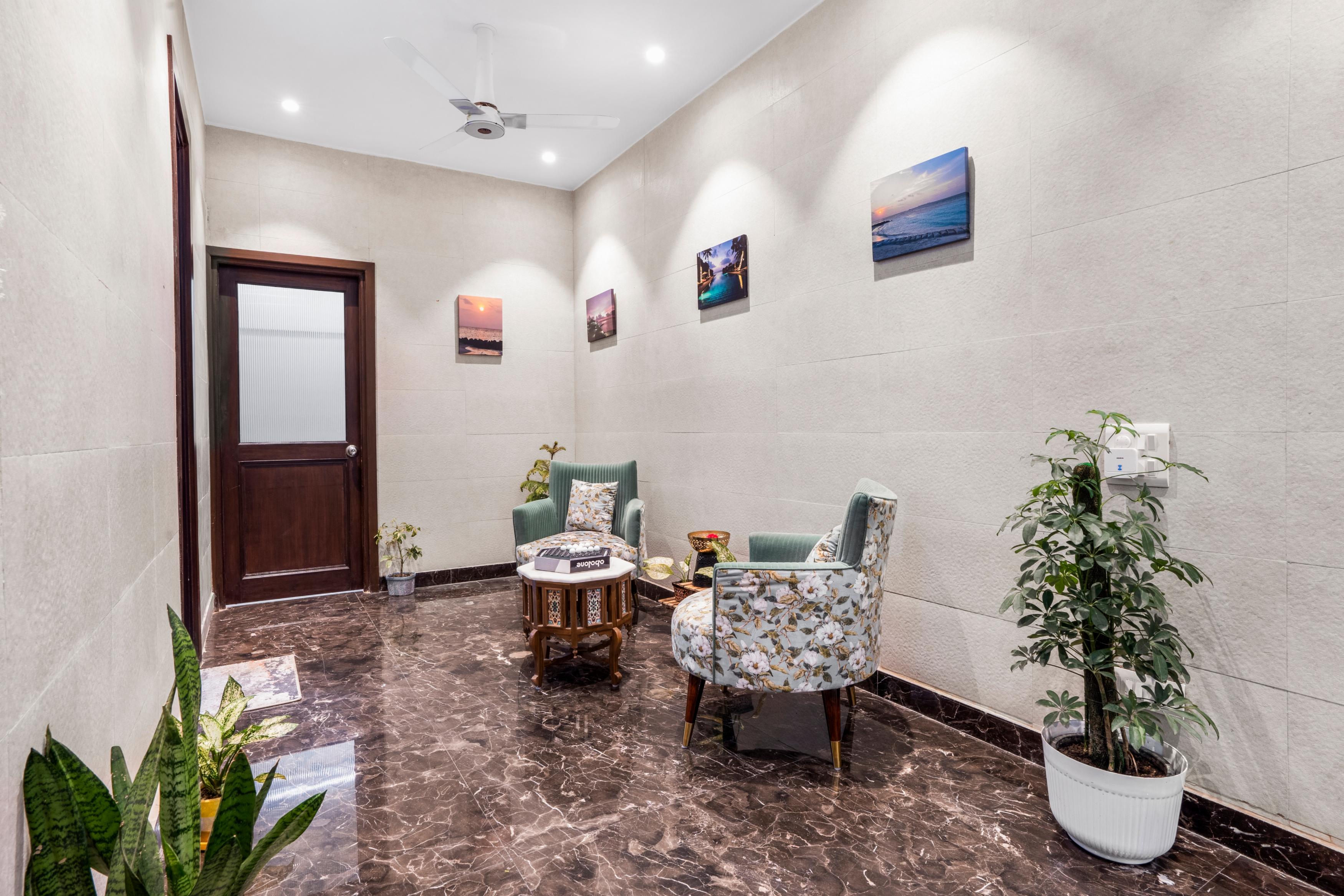 Homlee-Basement Flat with kitchen in Saket, S Del - Tap to explore photos