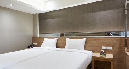 Almas Hotel Bangkok Room Type - Standard Room Twin Bed