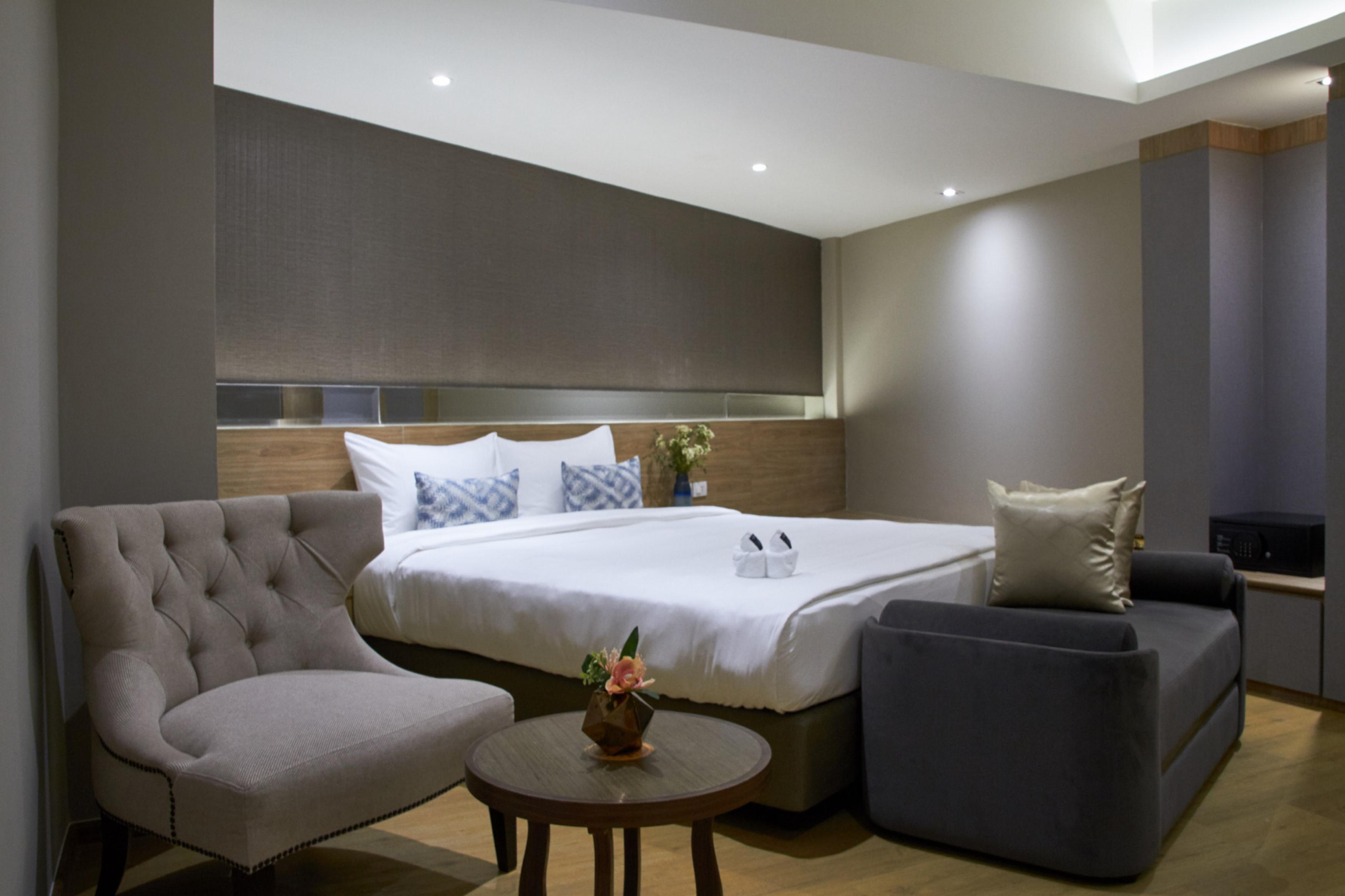 Almas Hotel Bangkok Room Type - Superior Room King Bed