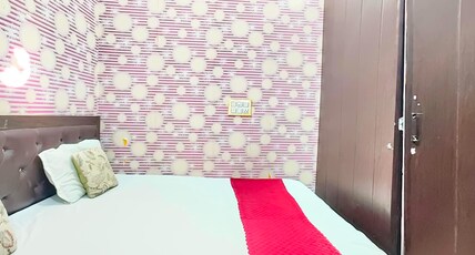 Raghunandan Guest House Room Type - Deluxe Double Bed Room AC (Separate Bathroom)