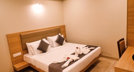 Clarks Inn Express Udaipur Room Type - Deluxe room with Queen Bed