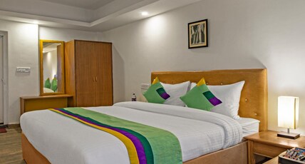 Treebo Raj Mall Road Room Type - Deluxe Room