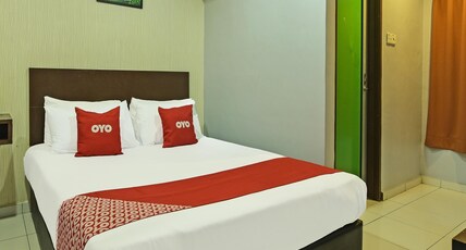 Hotel O M Three Hotel Room Type - Deluxe Queen