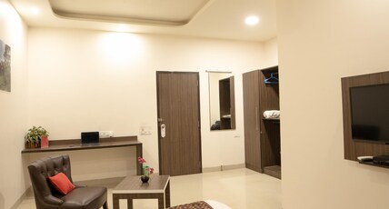 Compact Tea Square Room Type - Deluxe King Room