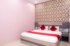 Hotel Ayodhya Palace - 400 Mtrs from HANUMAN GARHI.