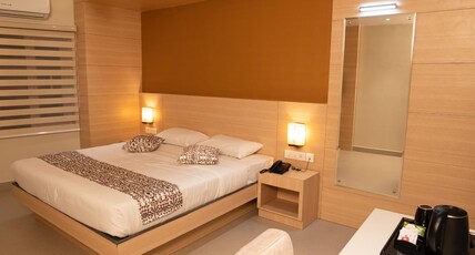 Aariyaas Regency Room Type - Deluxe Room