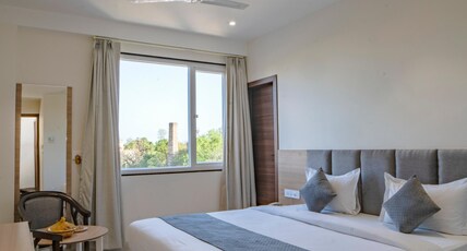 THE MANGAL VIEW RESIDENCY- A Luxury Business Hotel Room Type - Deluxe Double Room