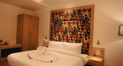 Clarks Inn Express , Dehradun Room Type - Luxury Suite with City view and King Bed