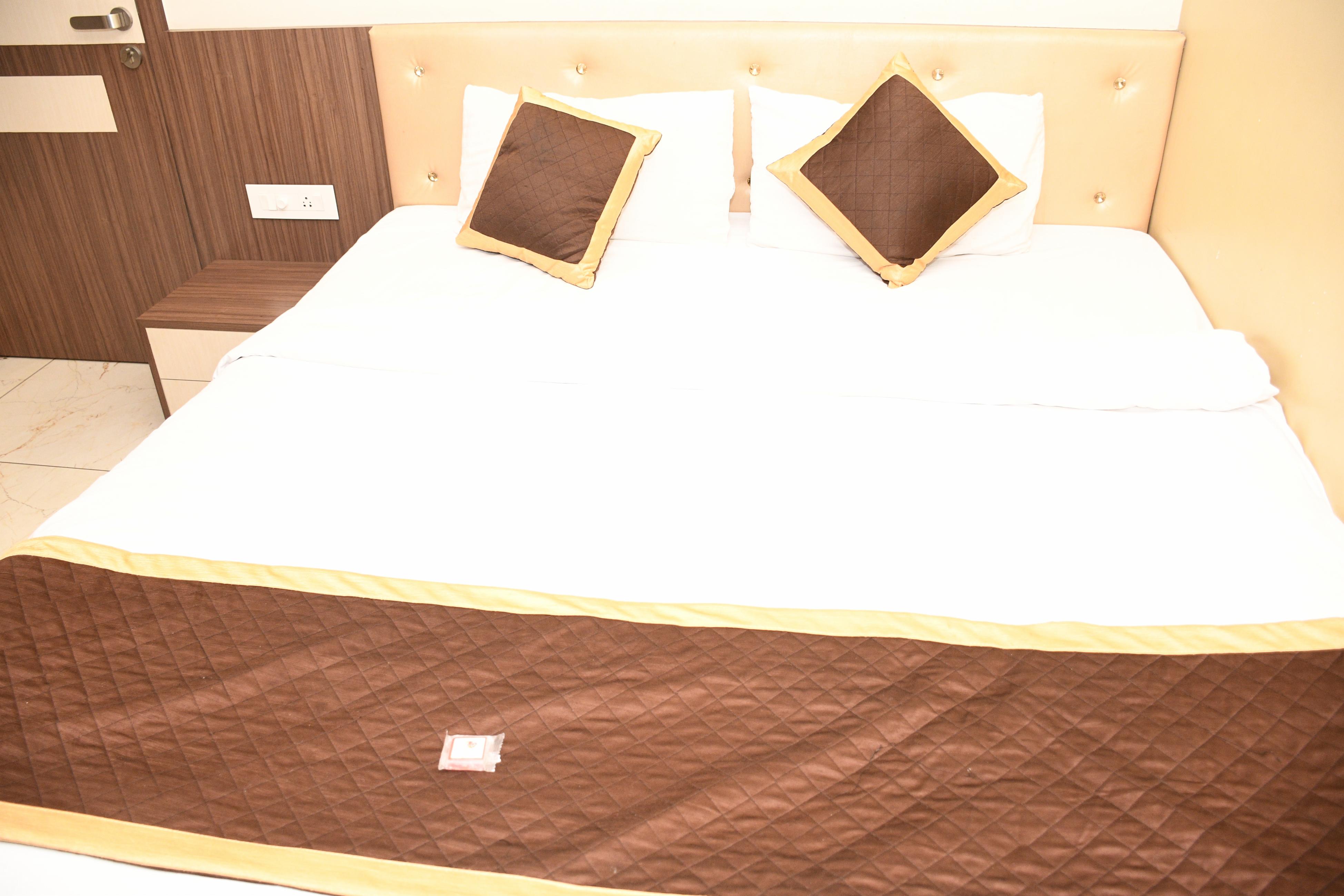 SONA LODGE - Tap to explore photos