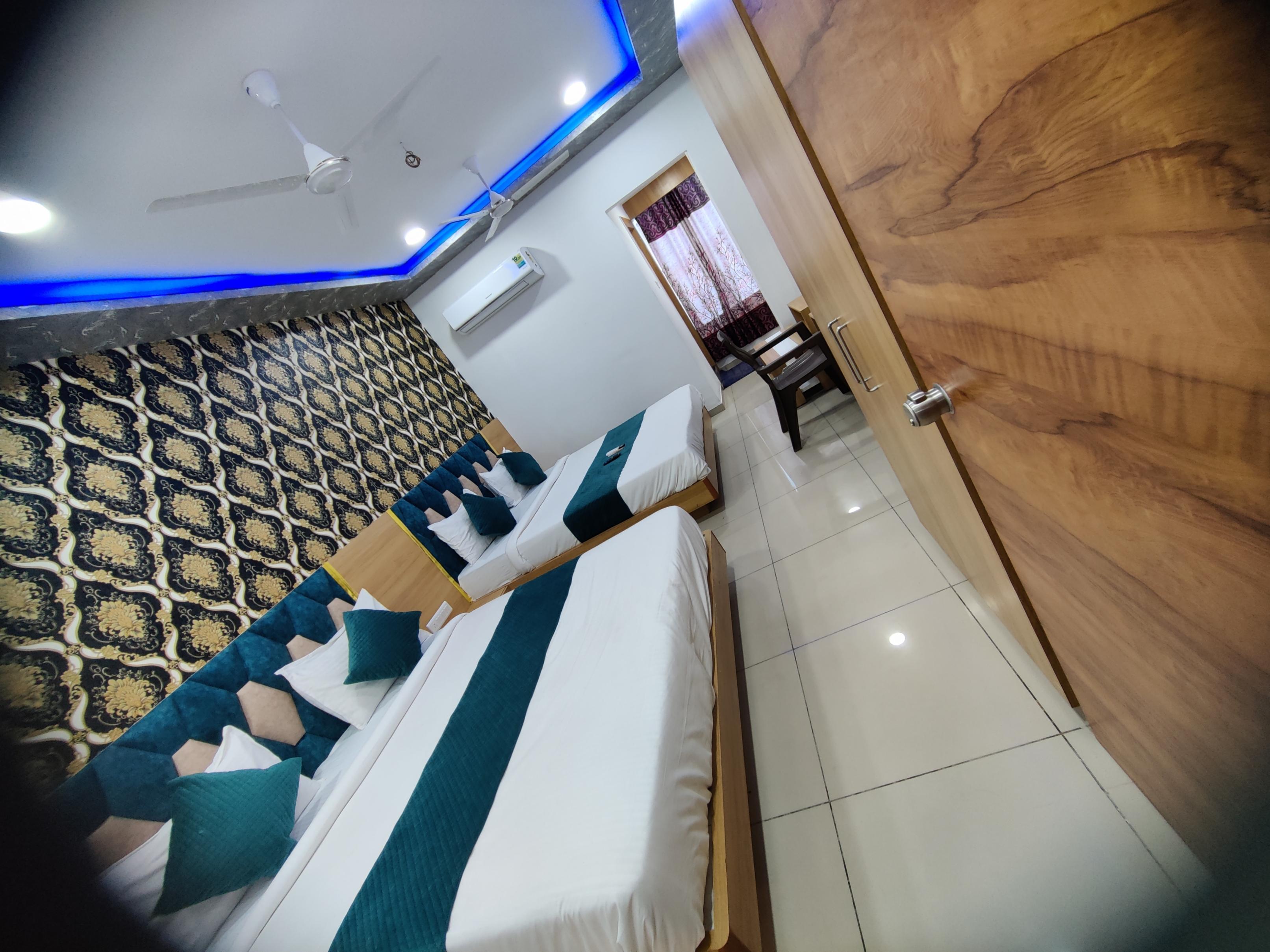 Hotel Rudra Palace - Tap to explore photos