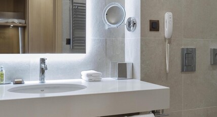 DoubleTree by Hilton Plovdiv Center Room Type - TWO QUEEN BEDS DELUXE ROOM