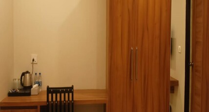 Hotel Bond Well (500m from Railway station) Room Type - Deluxe Room