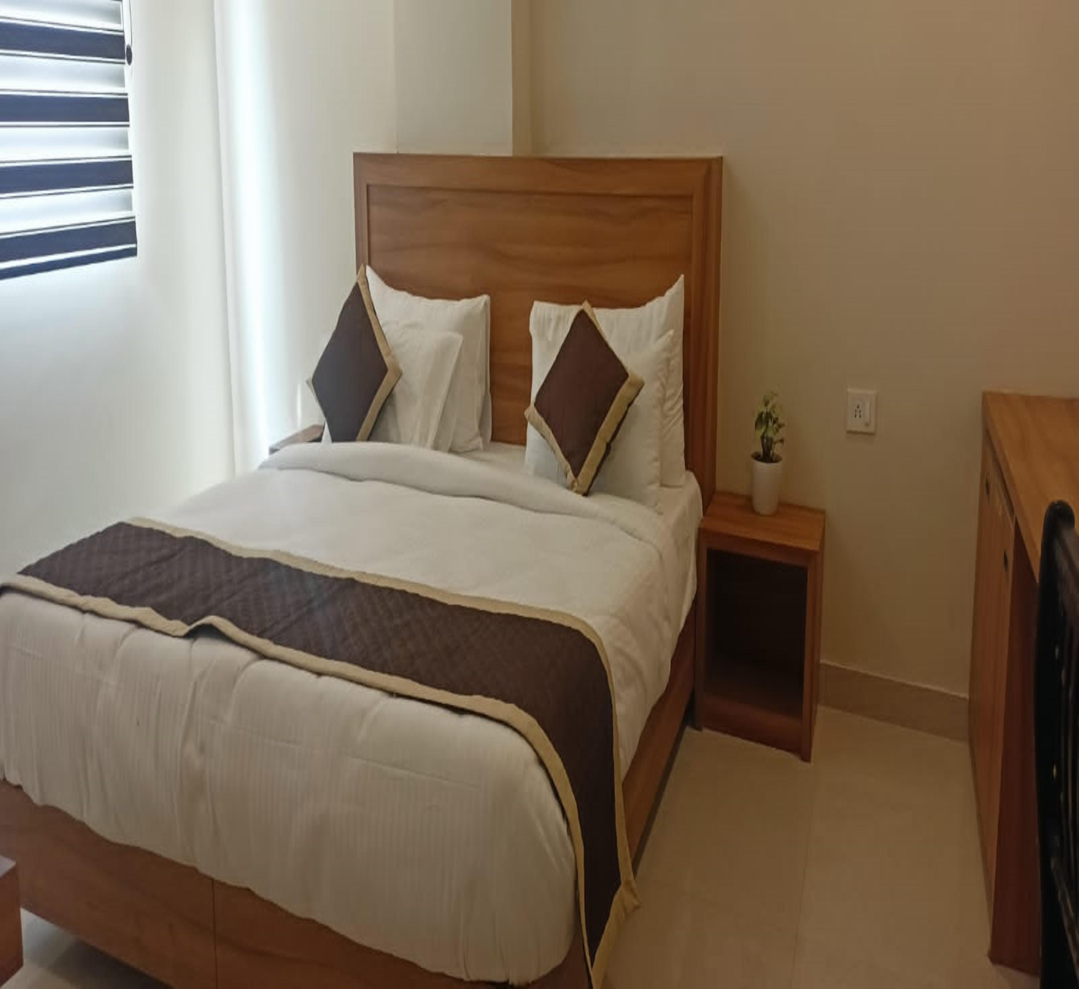 Hotel Bond Well (500m from Railway station) Room Type - Super Deluxe Room