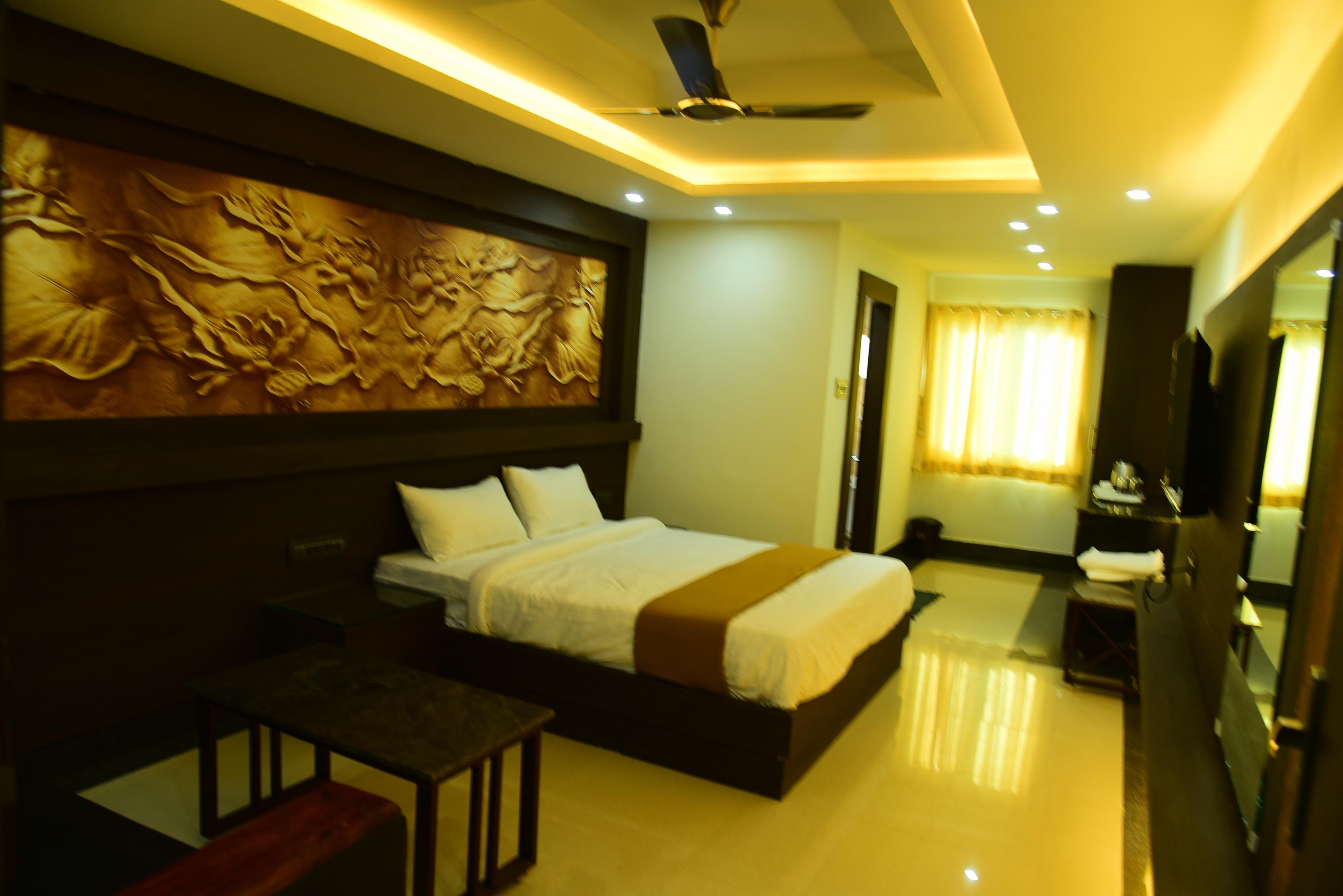 Vaishnavi Residency Tiptur Room Type - AC ROOM