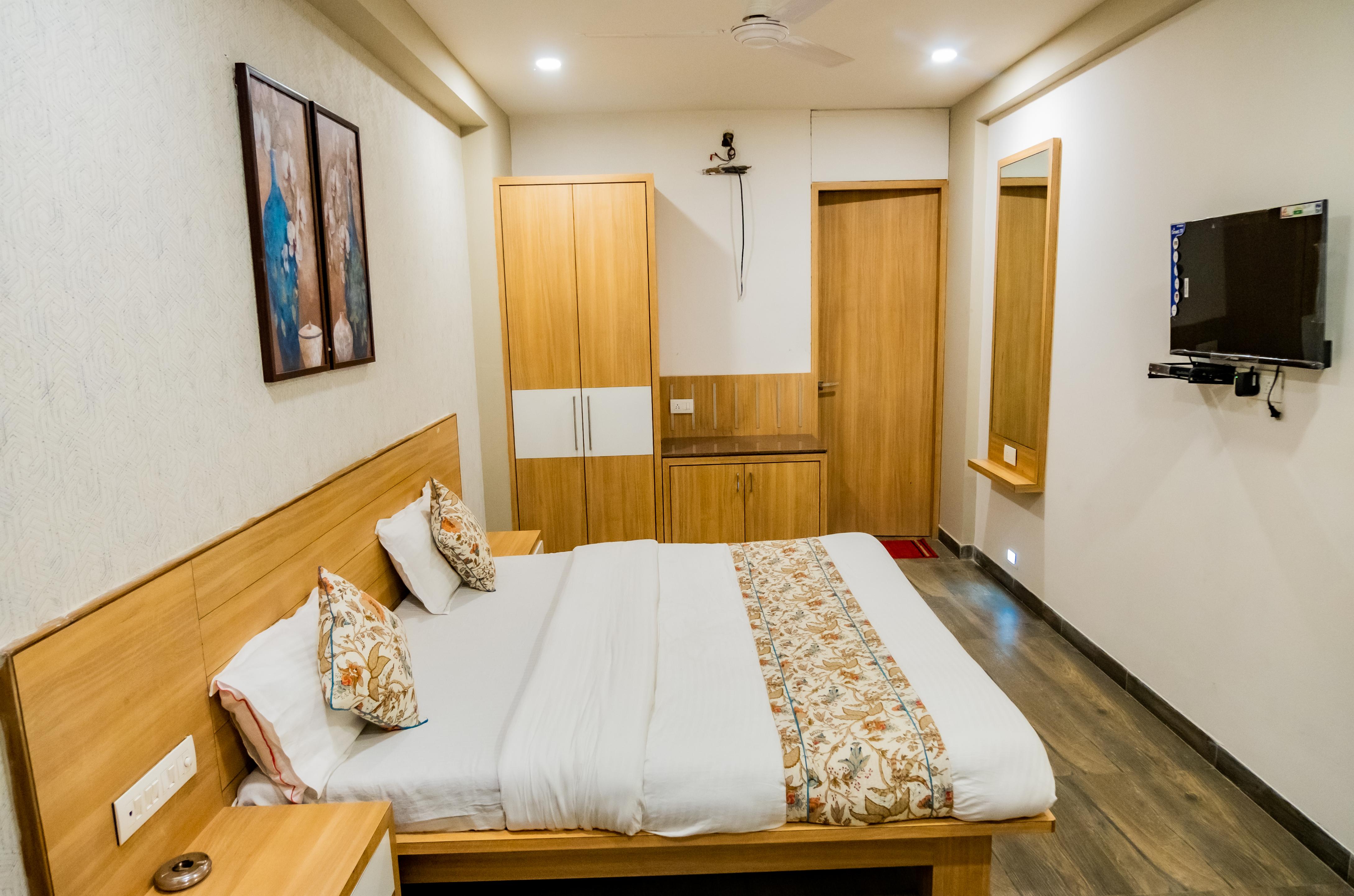 HOTEL ORCHID Room Type - DELUXE QUEEN BED A.C.