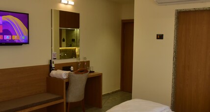 Shivhari Hotel And Party Plots Room Type - Deluxe twin
