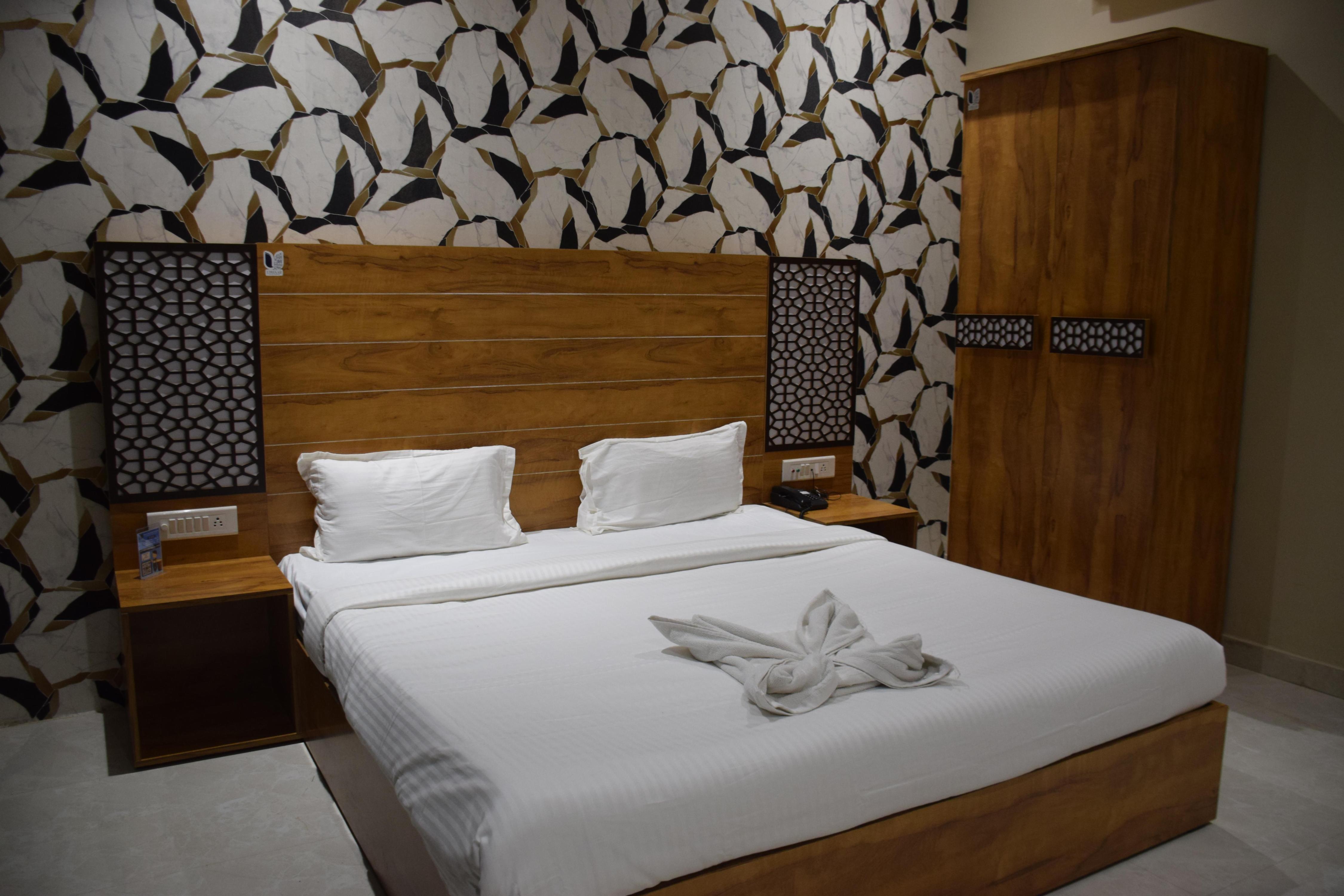 Hotel Emperor Paradise - Tap to explore photos