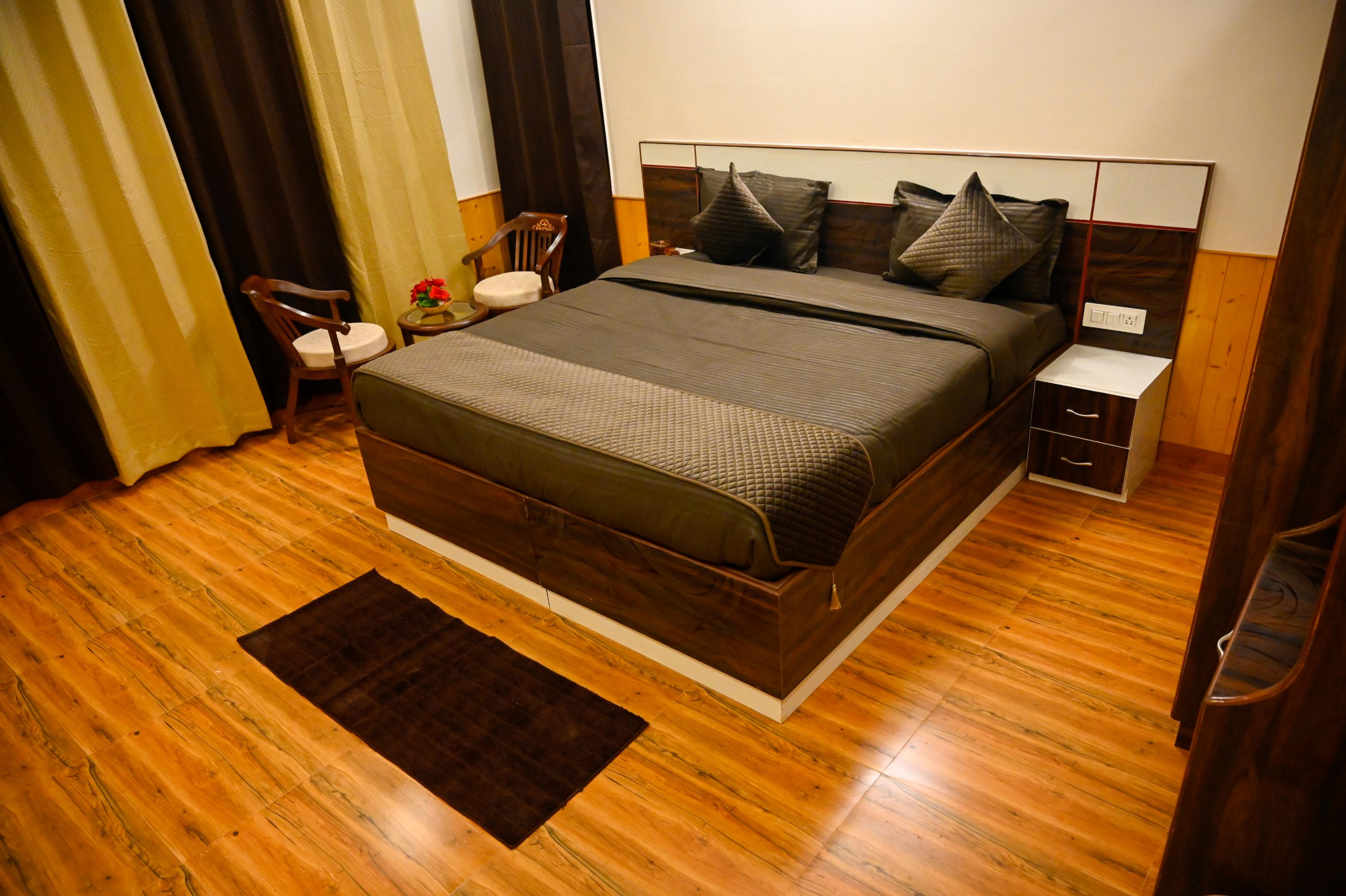 A Swiss Chalet 5 BHK Mashobra King Sized beds - Tap to explore photos