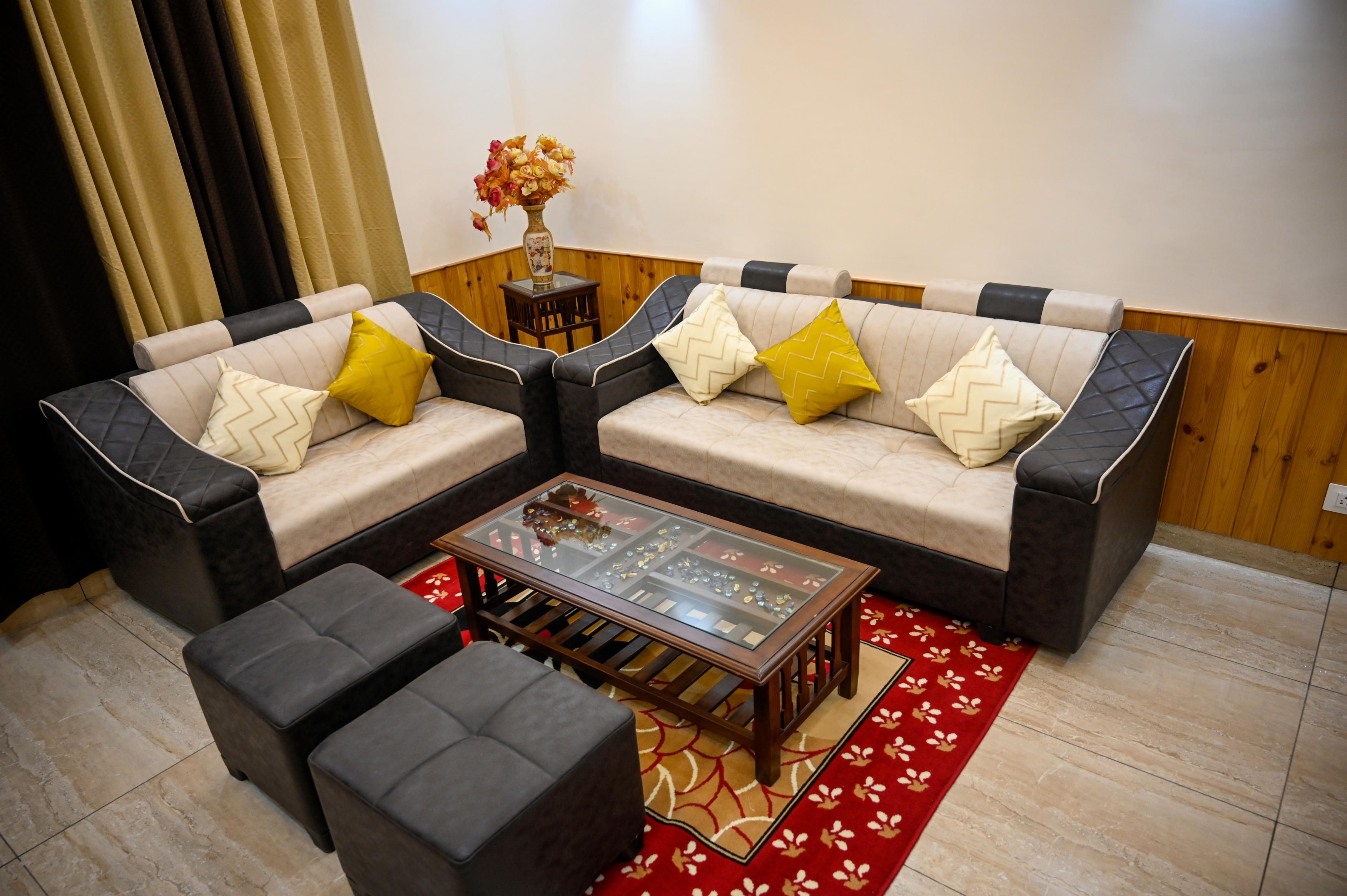 A Boutique 4BHK Mashobra King Sized bed - Tap to explore photos