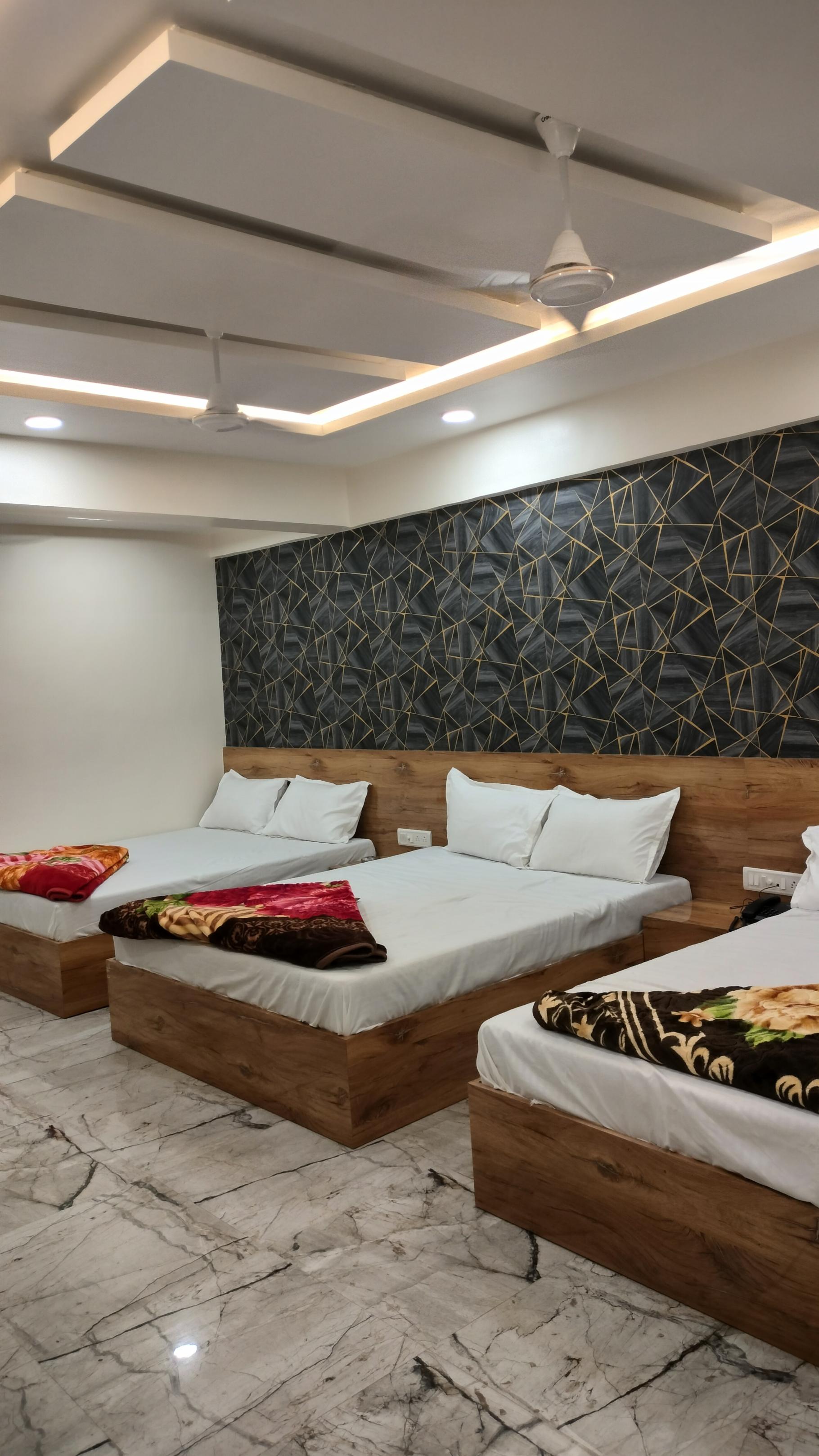 Hotel Ayaank Room Type - Six Bed Ac Room